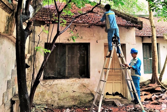 Dọn sạch rác tại biệt thự nguyên chủ tịch TP Hà Nội trả lại 8 năm vẫn bỏ hoang - Ảnh 1.