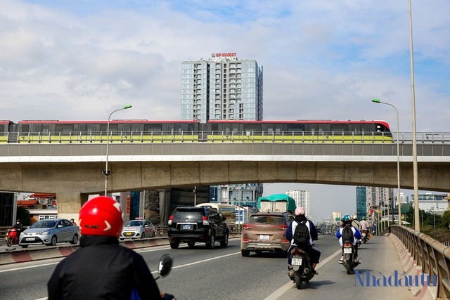 8 đoàn tàu metro Nhổn - ga Hà Nội vận hành thử trong môi trường hạn chế - Ảnh 2.