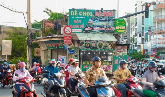 Căn nhà cấp 4 có 4 mặt tiền nằm giữa giao lộ ở TP.HCM - Ảnh 5.