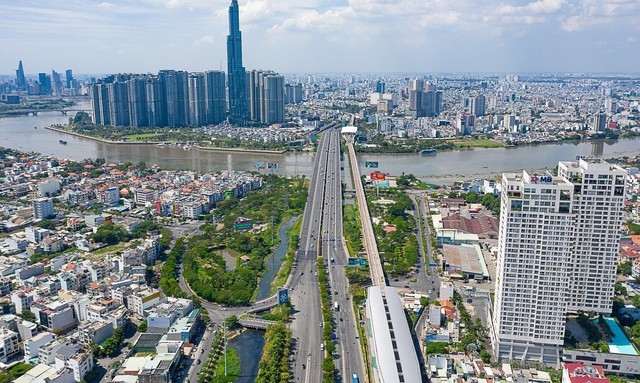 [Photo Essay] TPHCM: Metro số 1 sắp đi vào hoạt động, giá chung cư dọc tuyến metro chạm mốc 450 triệu đồng/m2 - Ảnh 1.