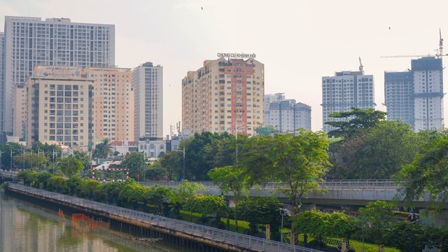 Giá căn hộ cao ngất ngưởng tại quận có mật độ dân số cao nhất Việt Nam - Ảnh 3.