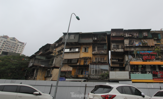 Cuộc sống người dân trong những tòa nhà chung cư chống nạng giữa Hà Nội - Ảnh 4.