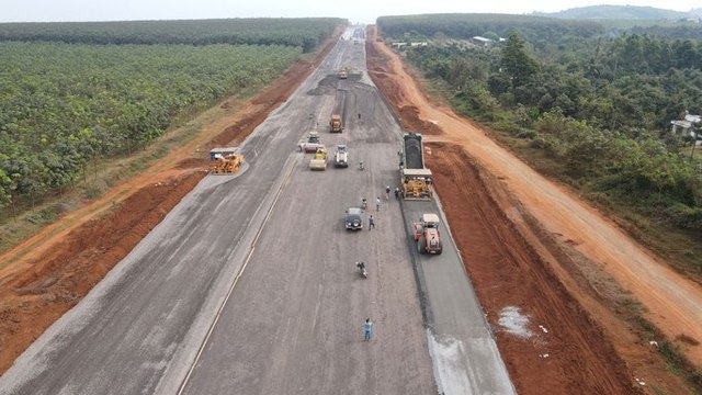 Đề xuất Chính phủ gỡ khó 620.000 m3 đất đắp cao tốc Phan Thiết - Dầu Giây - Ảnh 1.