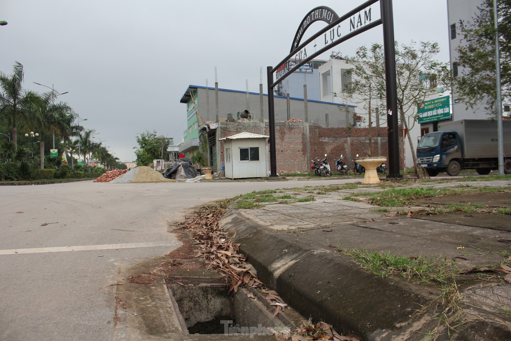 Sau phân lô bán nền, loạt khu đô thị kiểu mẫu thành nơi thả bò, trồng rau - Ảnh 4.